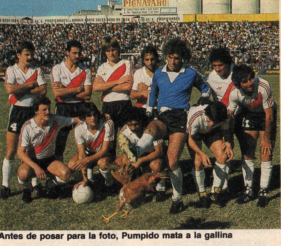 Antes de posar para la foto, Pumpido mata a la gallina. 